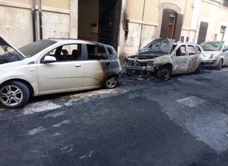 All’alba distrutte due auto in via Michiello, riconducibili entrambe al vicecomandante della polizia penitenziaria del carcere di Trani
