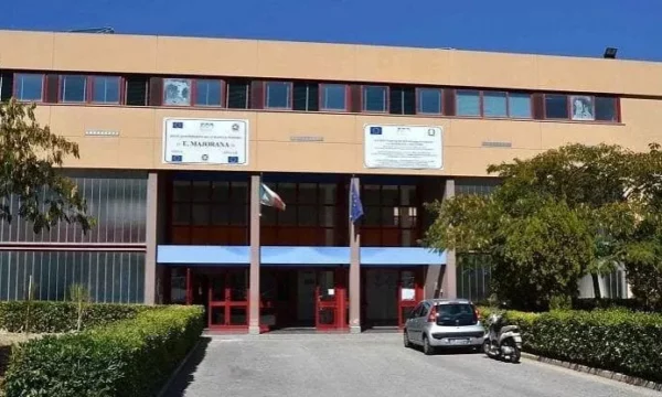 Bari, una studentessa e sua madre aggredirono a scuola una 16enne fratturandole il naso: chiuse le indagini